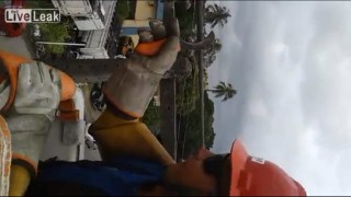 【動画】ブラジルで高圧電線に素手で触ったり噛みついたりする電気工事士がいるｗ