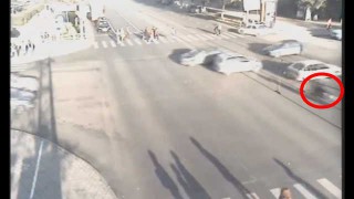 【事故動画】交差点で自動車が吹っ飛ぶほどのスピードで接触事故を起こしたバイク。