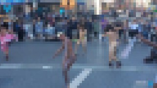 【動画】アメリカ・ユニオンスクエアで全裸になって踊り狂う男女たち…。