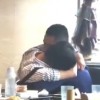 中国の飲食店でベロチューをするカップルがキモすぎる【動画】