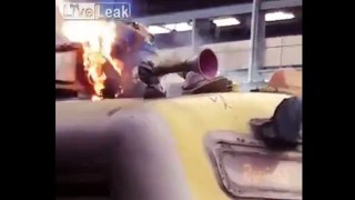【閲覧注意】電車の屋根の部分で生きたまま感電した上に炎上している男性。