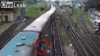 【動画】列車に飛び乗ろうとした結果、失敗して足を切断する事故に…。