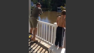【動画】ハリケーンで家の周りが浸水したので釣りでもしまーすｗｗｗ