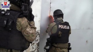 【動画】ポーランドで大麻を違法栽培している現場に踏み込む警察官たち。