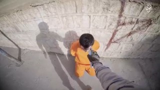 【超閲覧注意】ISISが散弾銃で頭部を撃ち処刑するところをスローモーション撮影した動画。