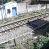 【閲覧注意】監視カメラに映っていた電車で断頭自殺をする男性…。