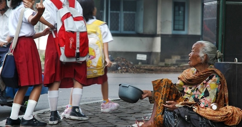 【画像】路上で物乞いしてる女の服剥いだ結果・・・