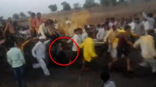 【閲覧注意】インドの山車を引くお祭りで転んでしまった男性が山車に次々に轢かれる…。
