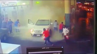 【衝撃動画】ガソリンスタンドで給油中になぜか炎上するヒュンダイの乗用車。
