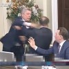 【動画】ウクライナの議会でとなりの議員に殴り掛かり乱闘騒ぎに。