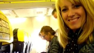 【エロ注意】絶対、隣の席にバレてるでしょｗ飛行機のフライト中に手コキするブロンド熟女ｗｗｗ