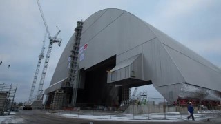 【衝撃動画】チェルノブイリ原発に建設された新しい石棺の移動を撮影した動画。