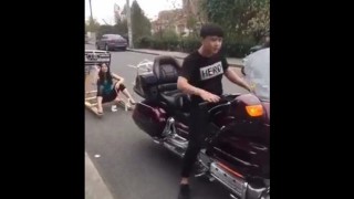 【激痛動画】バイクでオリジナルの台車を牽引して走行しようとした結果、マ○コに衝撃がｗｗｗ
