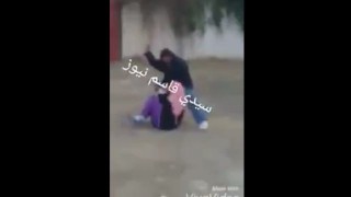【衝撃動画】マチェーテの様な刃物で女性に襲い掛かる暴漢が犯行寸前で取り押さえられる。