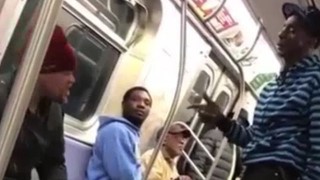 【衝撃動画】電車でのケンカ動画なんだけど、、パンチがすべてクリーンヒットしてる！