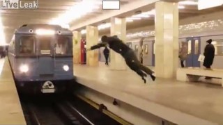 【クレイジー動画】地下鉄で電車が通過する瞬間にホームを前宙で渡る無謀な若者。