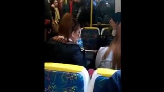 【衝撃動画】電車内で爆音で音楽をかけている女性、逆切れして注意した人に水をぶっかける。
