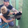 【衝撃動画】4歳の少女にライフル射撃をさせる父親。