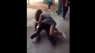 【衝撃動画】ワンピースの女子学生が男子学生を膝蹴りでノックアウトしてしまうｗｗｗ