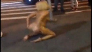 【動画】薬物中毒のブロンド美女が人通りのある路上で全裸になってオ○ニーしてる。