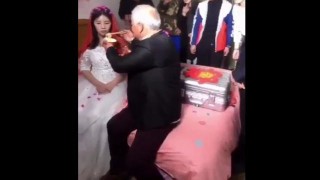 【動画】果たして幸せか！？若くて美人と結婚した老人男性の結婚式での動画。