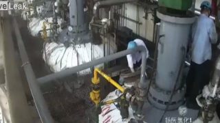 【動画】中国の化学工場での爆発でありえない吹き飛ばされ方をする作業員。