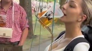 【動画】美女がビールをノーハンドで飲める発明をしたｗｗｗ