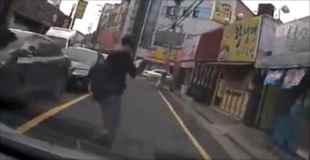 【動画】スマホ見ながら道路横断するとか自殺行為にしか見えない