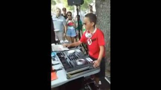 【衝撃動画】赤ちゃんも思わず踊りだす超クールな少年DJのDJプレイｗｗｗｗｗ